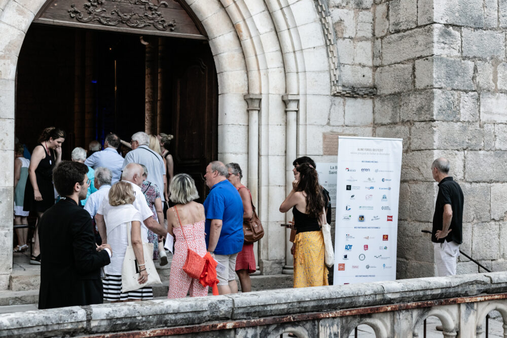 entrée du public dans la basilique Saint-Sauveur de Rocamadour au Festival de Rocamdour
