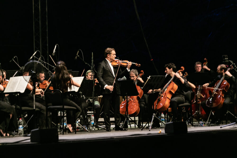 Renaud Capuçon sur la scène extérieure dans la Vallée de l'Alzou du Festival de Rocamadour