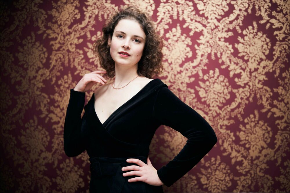 Chloé de Guillebon dirige l'Orchestre de l'Opéra Royal de Versailles