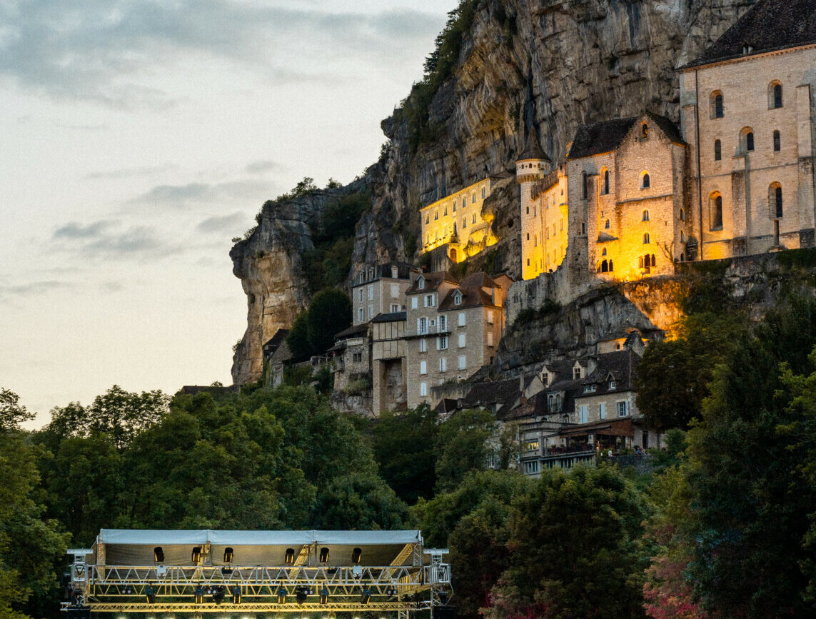 Roberto Alagna sur la scène extérieure dans la vallée de l'Alzou du Festival de Rocamadour